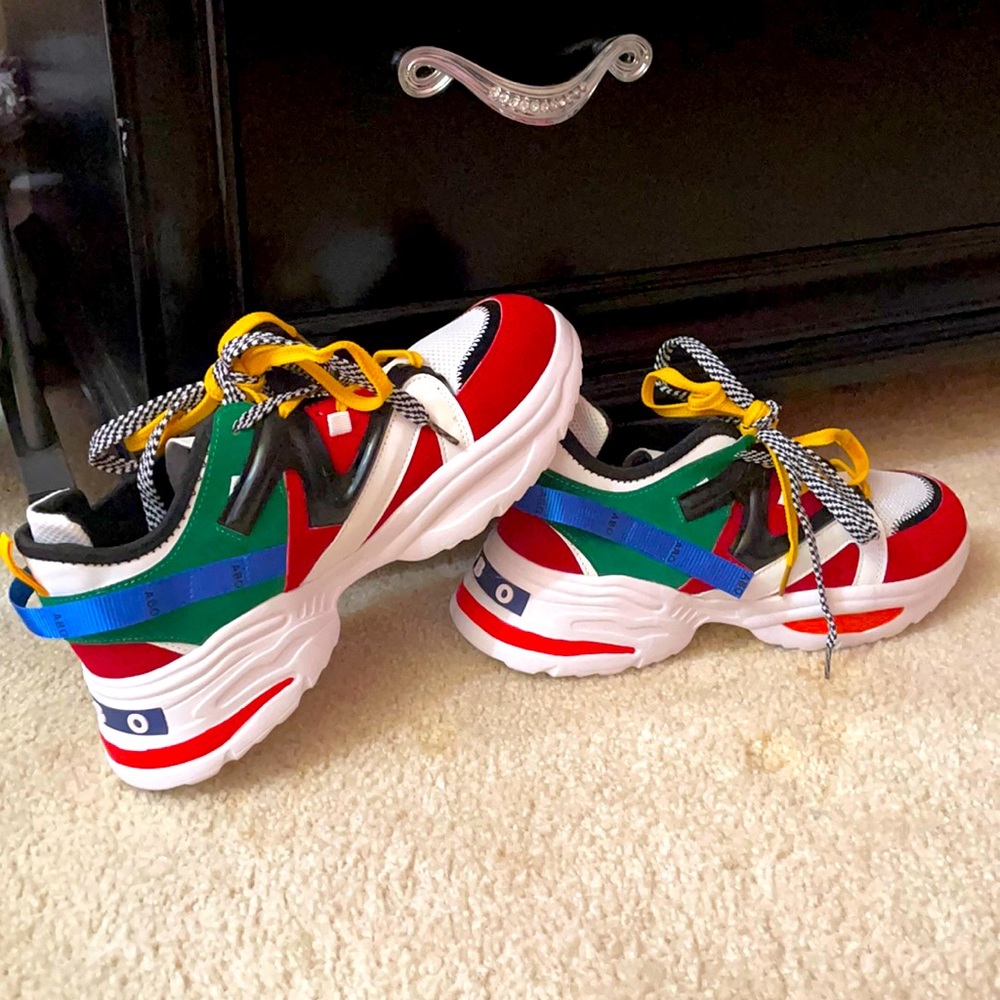 This is a multi-color women’s shoe. NEVER WORN